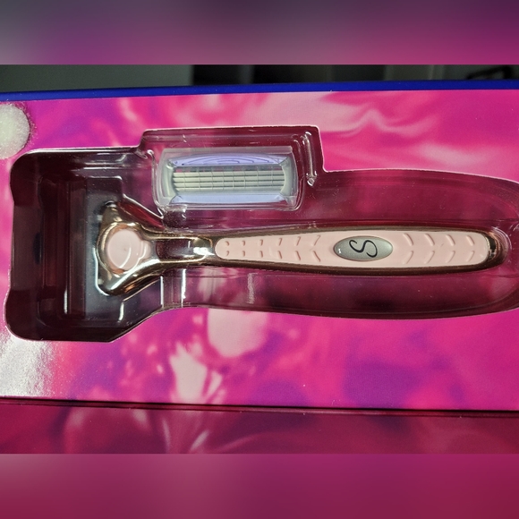 BUNDLE 5 pcs Skintimate Shaver 4 Blade System + Aloe & Vitamin E with 2 Refills - Picture 4 of 4